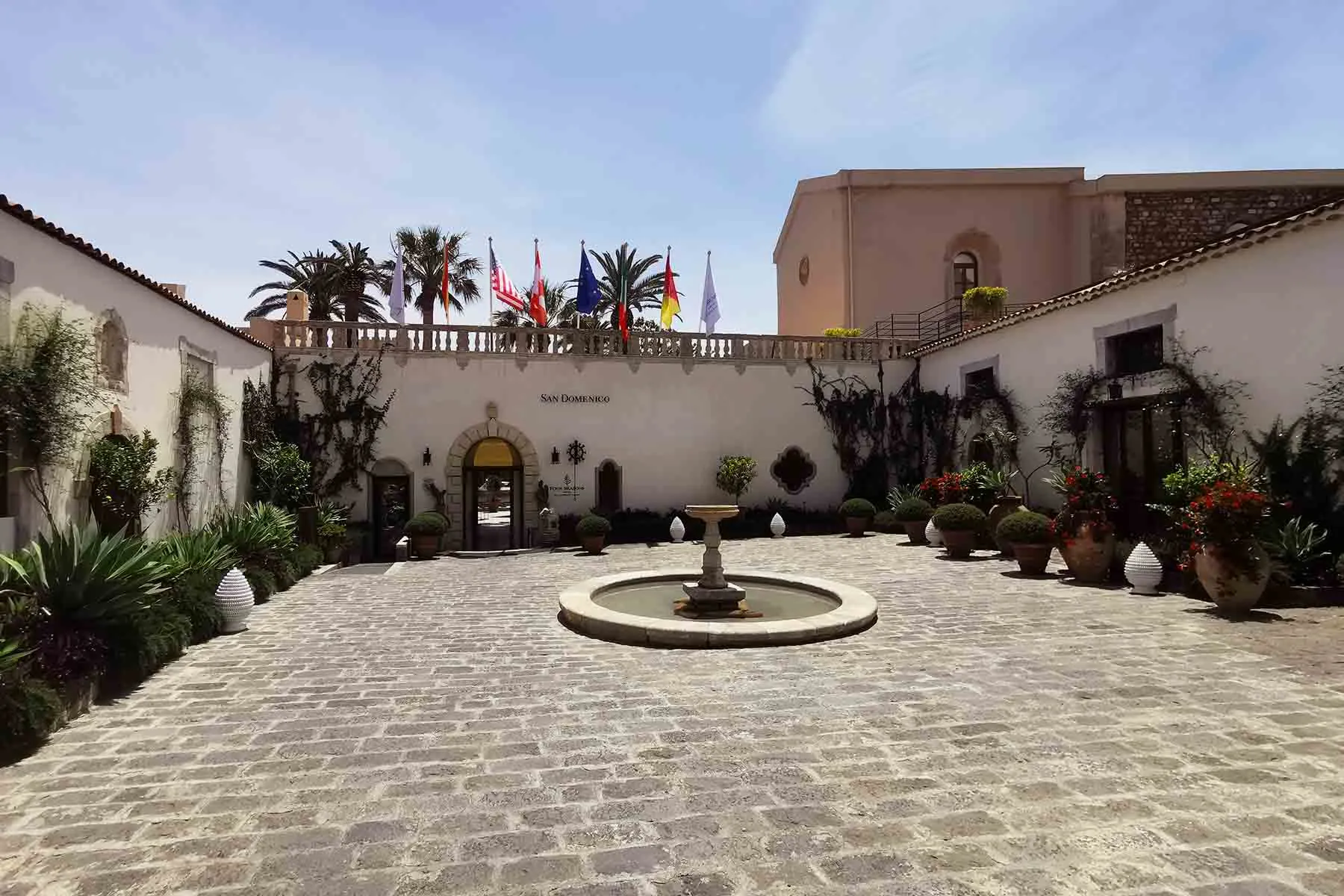 White-lotus-tour-Taormina