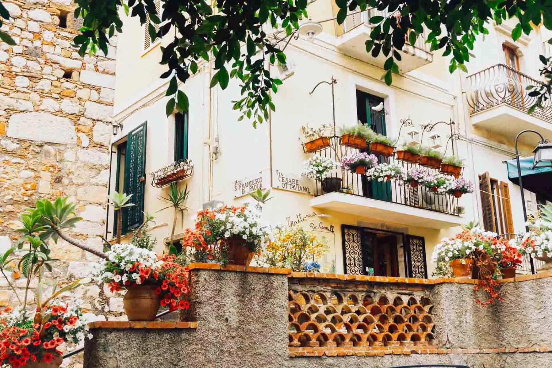 veduta-vicoli-TOUR-PIZZA-taormina